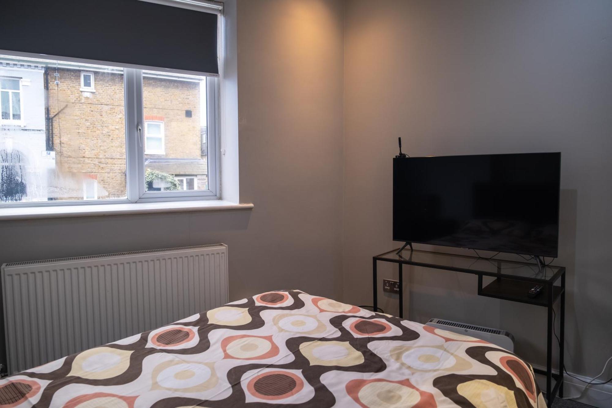 Spacious 2 Bed 2 Bath Apartment With Free Parking For 2 Cars And Underground Station Zone 2 For Quick Access To Central London Up To 10 Guests Exterior foto